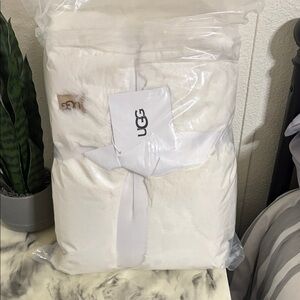UGG White Faux Fur Throw Blanket - Plush Cozy Throw 50x70